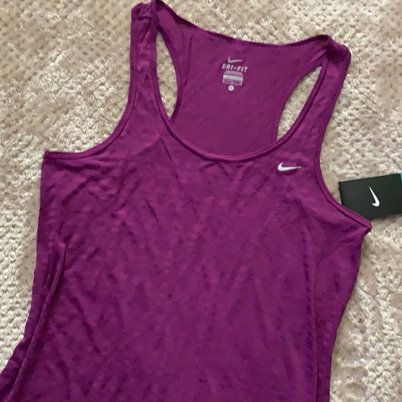 Brand new, tags on, awesome Nike workout top! - Picture 2 of 8
